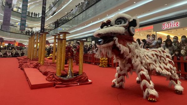 Atraksi Barongsai Hibur Pengunjung Mal Saat Imlek