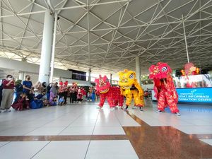 Aksi Barongsai Meriahkan Momen Imlek di Bandara Juanda