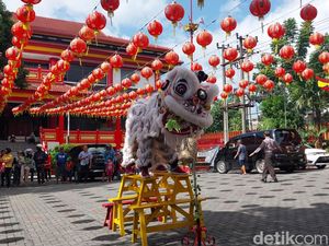 Atraksi Barongsai Semarakkan Imlek di Kelenteng Eng An Kiong Kota Malang
