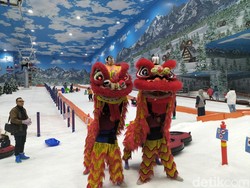 Barongsai on Ice Bikin Takjub Pengunjung Trans Snow World Surabaya