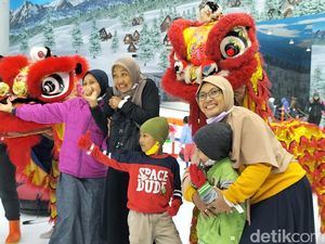 Aksi Barongsai Main Salju Bakal Ramaikan Imlek di Trans Snow World Surabaya