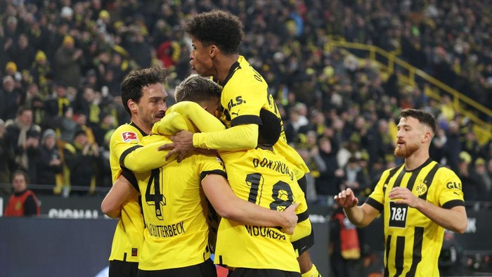 DORTMUND, GERMANY - JANUARY 22: Nico Schlotterbeck of Borussia Dortmund celebrates after scoring the teams second goal with teammates during the Bundesliga match between Borussia Dortmund and FC Augsburg at Signal Iduna Park on January 22, 2023 in Dortmund, Germany. (Photo by Lars Baron/Getty Images)