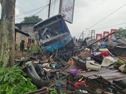 Hilang Kendali, Damri Tabrak 2 Bengkel-1 Rumah di Deli Serdang