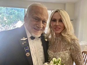 Potret Pensiunan Astronaut Buzz Aldrin yang Menikah di Usia 93 Tahun Potret Pensiunan Astronaut Buzz Aldrin yang Menikah di Usia 93 Tahun