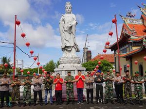 TNI dan Polda Bali Pantau Perayaan Tahun Baru Imlek 2023 di 3 Kelenteng TNI dan Polda Bali Pantau Perayaan Tahun Baru Imlek 2023 di 3 Kelenteng