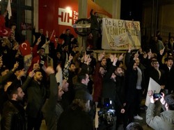 Warga Turki Bakar Bendera Swedia Imbas Pembakaran Al Quran