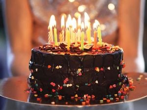 Duh! Orang-orang Ini Kena Biaya Bawa Kue saat Makan di Restoran