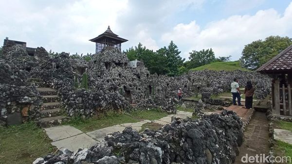 Melihat Taman Goa Sunyaragi di Cirebon dari Dekat