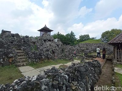 Melihat Taman Goa Sunyaragi di Cirebon dari Dekat