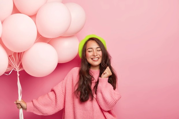 Ilustrasi bahagia senyum/ Foto: Freepik.com/wayhomestudio