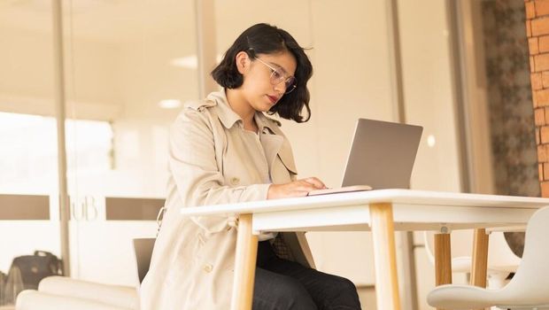 Ilustrasi orang cerdas bekerja/ Foto: Freepik.com/wirestock