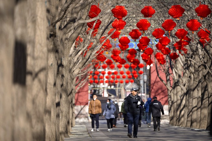 Indahnya Taman di Beijing Berhias Nuansa Imlek People walk along a path decorated with lanterns for the upcoming Lunar New Year at a public park in Beijing, Friday, Jan. 20, 2023. The Year of the Rabbit officially begins on Jan. 22. (AP Photo/Mark Schiefelbein)