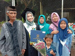 Nyaris Tak Sekolah gegara Biaya, Anak Buruh Serabutan Lulus Cum Laude di UNY