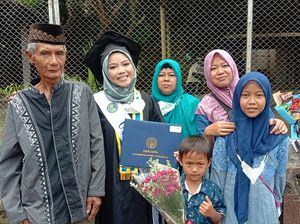 Luar Biasa! Anak Buruh Serabutan Lulus Cum Laude, Begini Perjuangannya Luar Biasa! Anak Buruh Serabutan Lulus Cum Laude, Begini Perjuangannya
