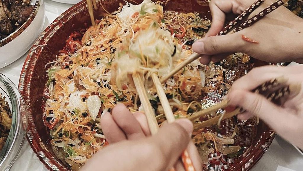 Keseruan Ruben Onsu hingga Roger Danuarta Makan Bersama Keluarga di Hari Imlek Keseruan Ruben Onsu hingga Roger Danuarta Makan Bersama Keluarga di Hari Imlek