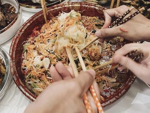 Keseruan Ruben Onsu hingga Roger Danuarta Makan Bersama Keluarga di Hari Imlek