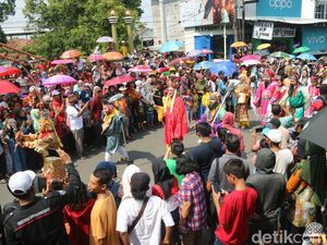Meriahnya Kirab Imlek Pati Bumi Mina Tani, Barongsai dan Reog Tampil Bareng
