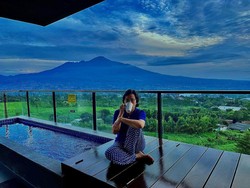 Liburan Imlek ala Sri Mulyani: Ngeteh dengan Latar Gunung Arjuna, Bukan Swiss