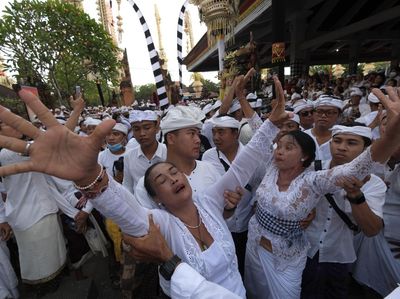 Melihat Tradisi Ngerebong, Ritual Kesurupan Massal di Bali