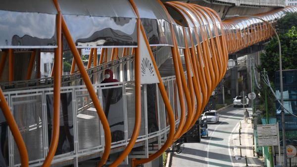 Menjajal Skywalk Kebayoran Lama