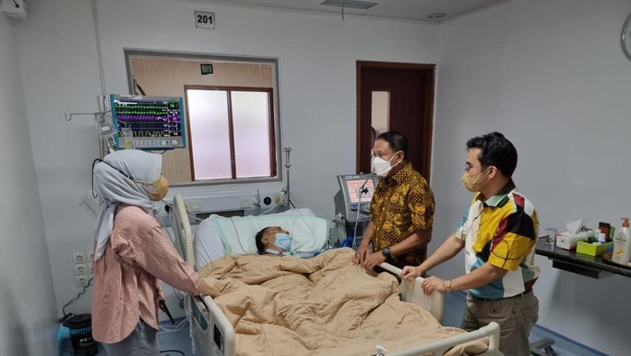 Menpora Zainudin Amali jenguk eks Ketum PSSI Azwar Anas di RSPAD Gatot Soebroto, Minggu (22/1/2023)