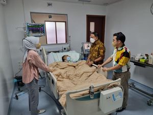 Menpora Minta Doa untuk Kesembuhan Eks Ketum PSSI Azwar Anas