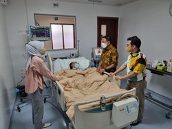 Menpora Minta Doa untuk Kesembuhan Eks Ketum PSSI Azwar Anas