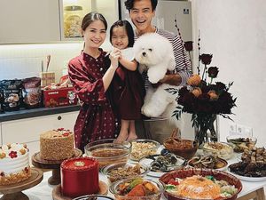 Dion Wiyoko Rayakan Imlek dengan Menikmati Yee Sang yang Penuh Filosofi