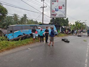 Penampakan Damri yang Hancurkan Rumah-Bengkel Warga di Deli Serdang Penampakan Damri yang Hancurkan Rumah-Bengkel Warga di Deli Serdang
