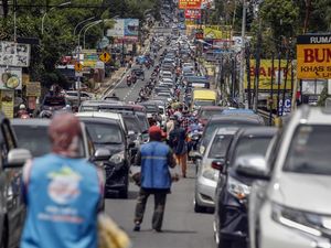 Penampakan Padatnya Jalur Wisata Puncak Saat Libur Imlek Penampakan Padatnya Jalur Wisata Puncak Saat Libur Imlek