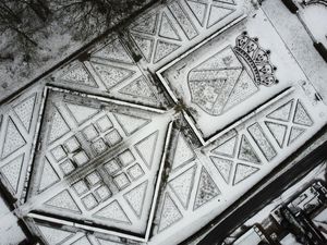 Penampakan Taman Mawar di Belgia Berselimut Salju Penampakan Taman Mawar di Belgia Berselimut Salju