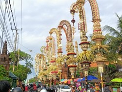 32 Penjor Ngerebong di Denpasar Jadi Tontonan Warga: Indah Banget