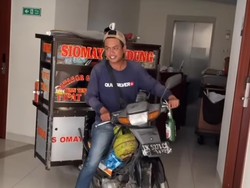Viral! Aksi Kocak Tukang Siomay Bawa Gerobak Masuk Hotel Bali