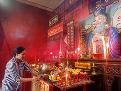 Semarak Imlek di Khongcu Bio Denpasar, Bagi-bagi Sembako dan Angpao