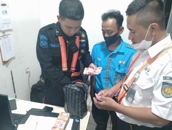 Salut! Cleaning Service Stasiun Jogja Kembalikan Temuan Uang Rp 44 Juta