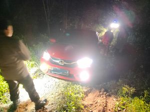 Viral Mobil Nyasar Masuk Hutan Panggang Gunungkidul, Begini Ceritanya Viral Mobil Nyasar Masuk Hutan Panggang Gunungkidul, Begini Ceritanya