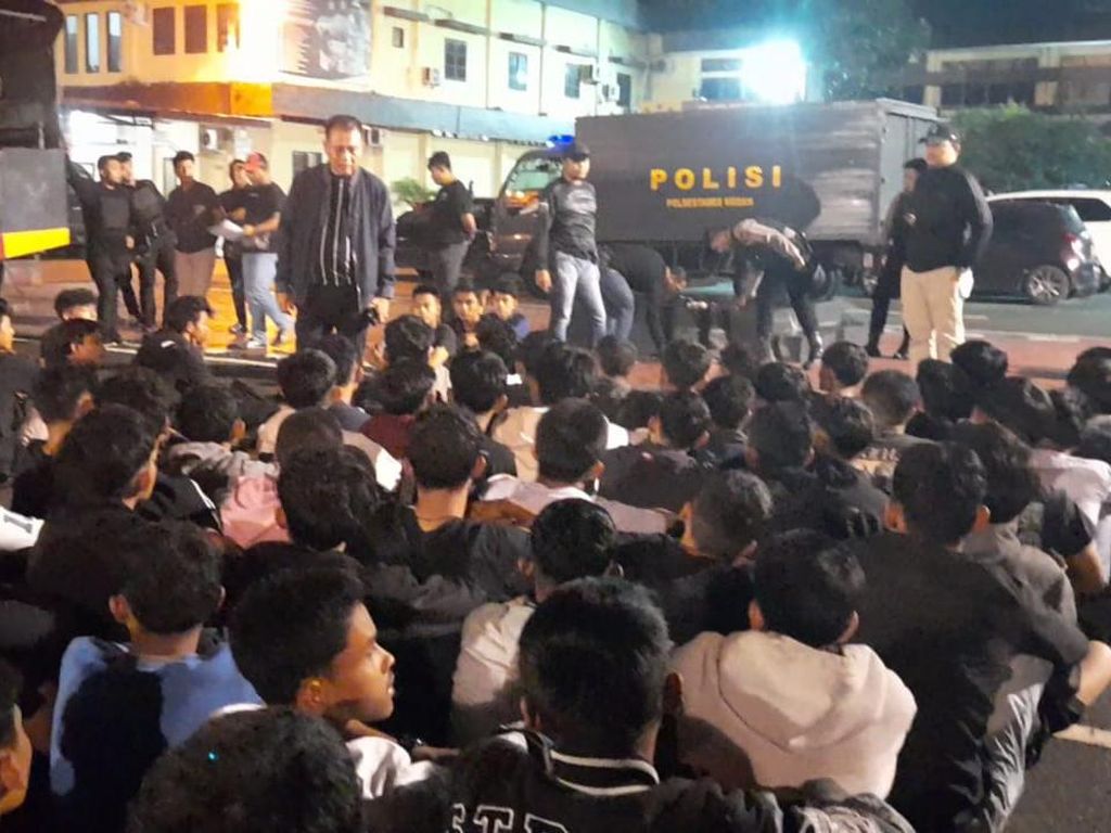 Hendak Tawuran saat Malam Imlek, 80 Pelajar di Medan Ditangkap! Hendak Tawuran saat Malam Imlek, 80 Pelajar di Medan Ditangkap!