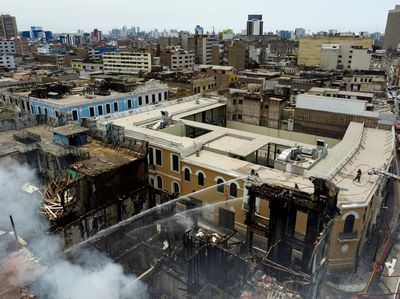 Protes Meluas, Bangunan Bersejarah di Peru Hangus Terbakar