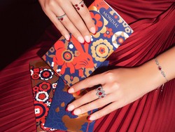 Bagi-bagi Angpao di Butik Perhiasan Ramaikan Perayaan Imlek 2023