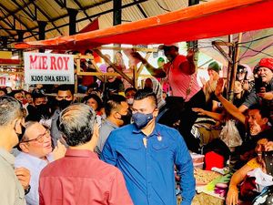 Ini Ramona, Pedagang yang Joget Kegirangan Saat Terima Bantuan dari Jokowi