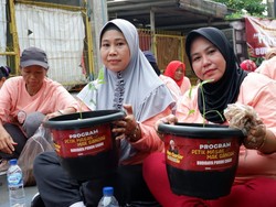 Relawan Mak Ganjar Bagi-bagi 500 Bibit Cabai di Jakarta Utara