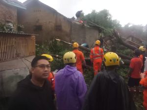 15 Rumah Rusak Diterjang Angin Puting Beliung di Sumedang