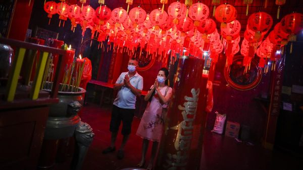 Potret Sembahyang Malam Imlek di Berbagai Daerah