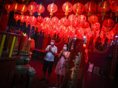 Potret Sembahyang Malam Imlek di Berbagai Daerah