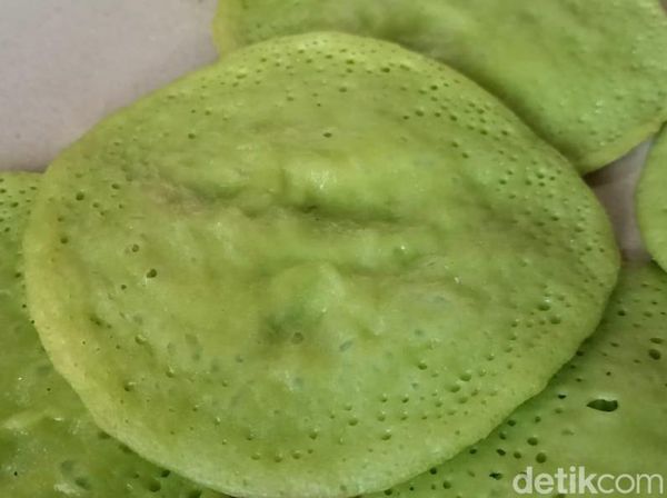 Pesona Serabi Probolinggo dengan Warna Pandannya yang Menggugah Selera