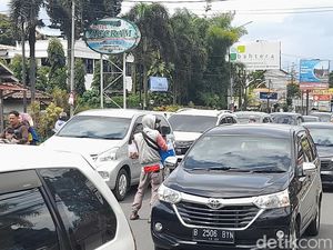Kawasan Puncak Macet di Sejumlah Titik Siang Ini!