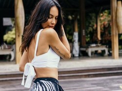 Gaya Sophia Latjuba Pakai Bikini, Tubuh Langsingnya Jadi Sorotan