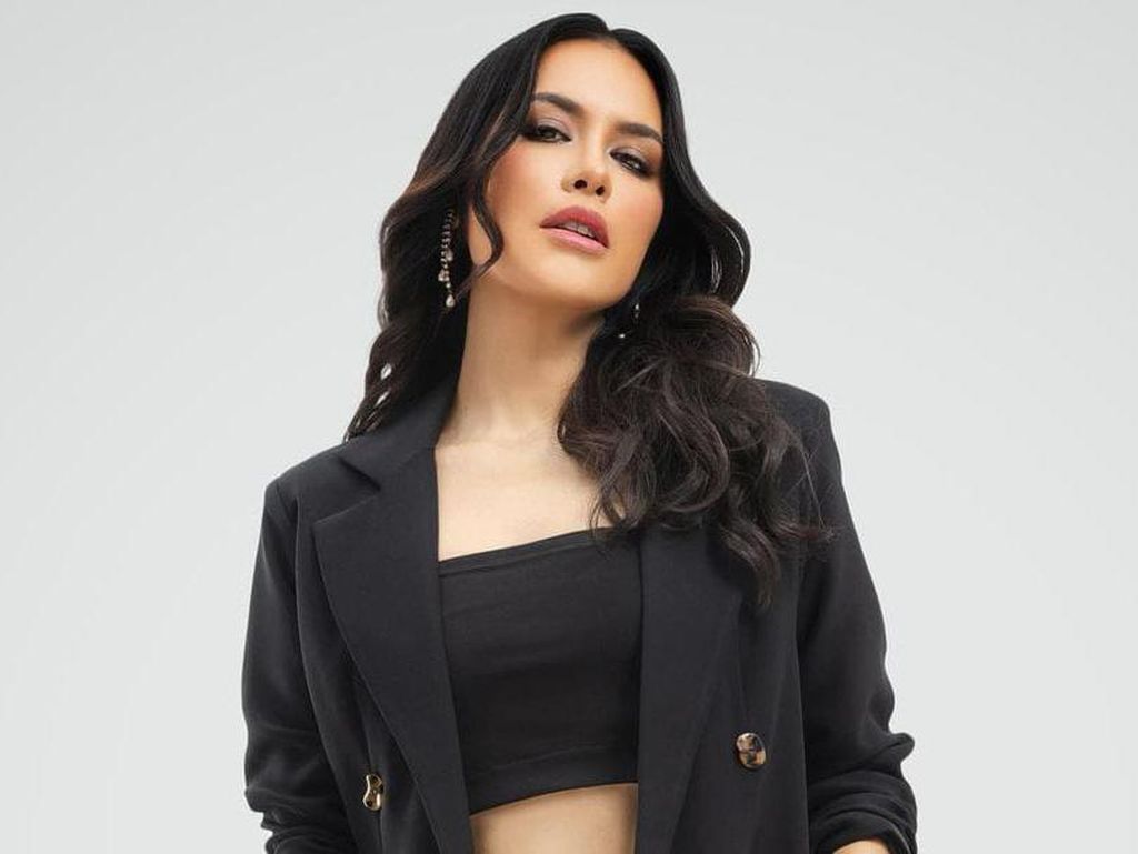 Gaya Sophia Latjuba Bergaun Merah Ucapkan Selamat Imlek, Dipuji Mirip Madonna Gaya Sophia Latjuba Bergaun Merah Ucapkan Selamat Imlek, Dipuji Mirip Madonna