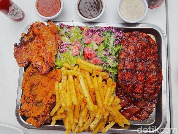 Steak Meltique dan Ayam Jadi Andalan Warung Steak di Bekasi Ini