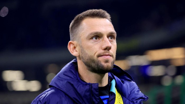 MILAN, ITALY - JANUARY 14: Stefan de Vrij of FC Internazionale looks on during the Serie A match between FC Internazionale and Hellas Verona at Stadio Giuseppe Meazza on January 14, 2023 in Milan, Italy. (Photo by Giuseppe Cottini/Getty Images)